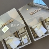 Convite de padrinhos luxo - Com um porta retrato, uma toalha, um aromatizador e uma almofada perfumada com terço.