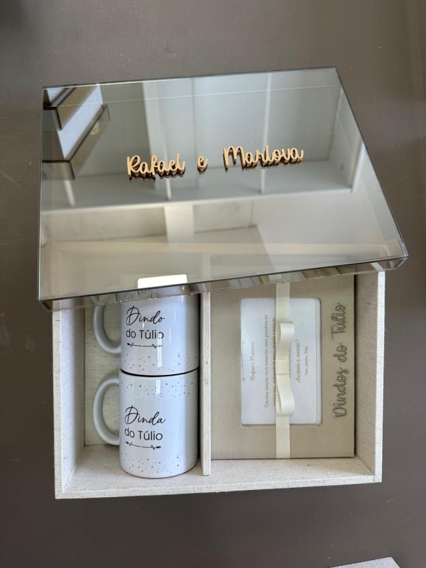 Convite de Padrinhos luxo com 2 Xicaras personalizadas e 1 Porta retrato revestido de tecido