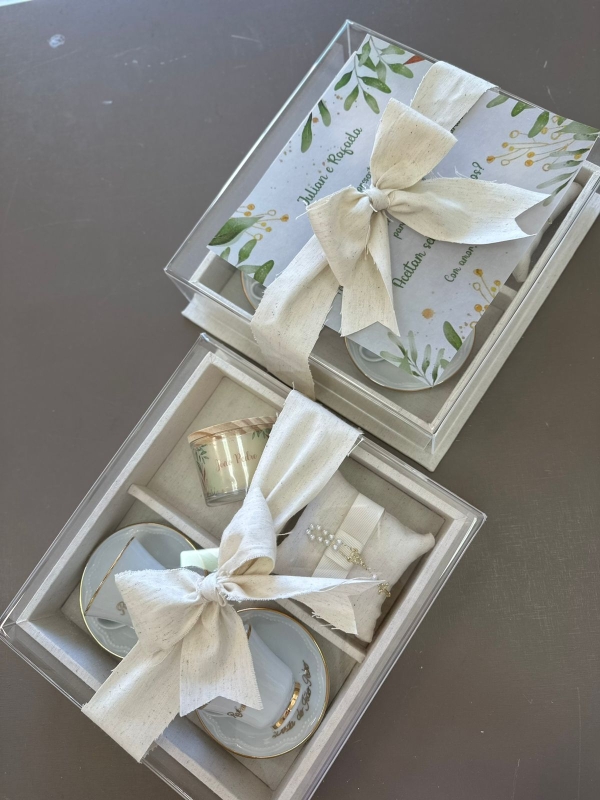 Convite Padrinhos Acrílico 2 Xicaras com pires e vela aromática almofada com terço.