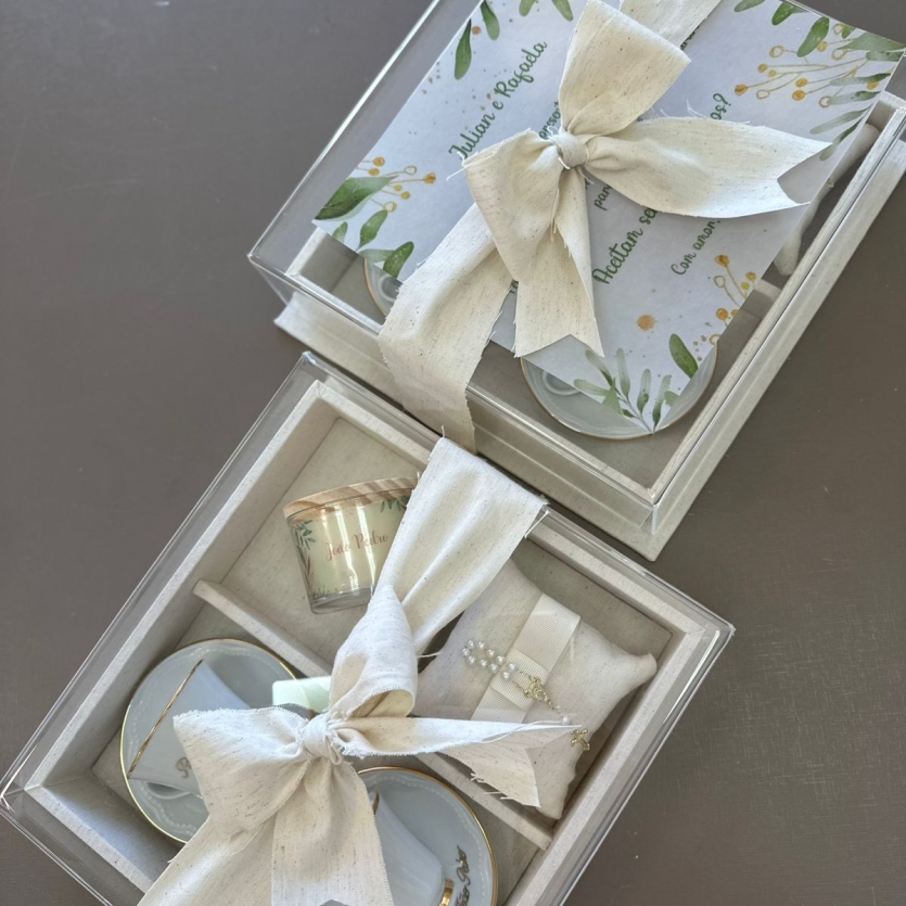 Convite Padrinhos Acrílico 2 Xicaras com pires e vela aromática almofada com terço.