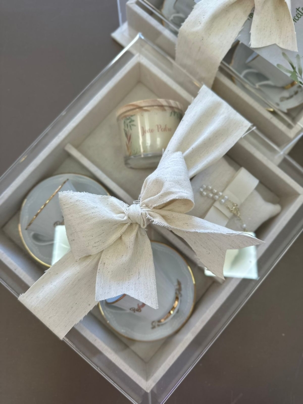 Convite Padrinhos Acrílico 2 Xicaras com pires e vela aromática almofada com terço. - Image 3