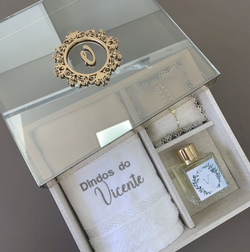 Caixa luxo - Toalha, aromatizador e almofada com terço